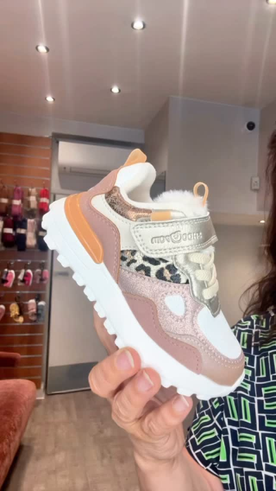 👟 Shoo Pom – Modèle Jogging Scratch\nUne basket légère, souple et ultra-pratique pour les enfants en mouvement 🏃‍♂️💨\n✨ Confort + autonomie + style...