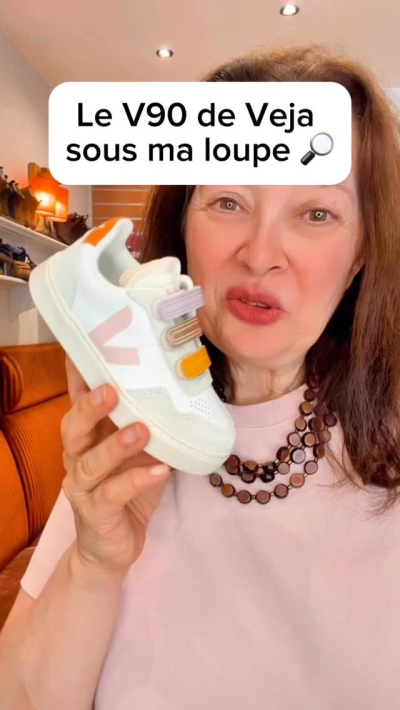 Le V‑90, c’est le modèle au look rétro affirmé, directement inspiré des années 90 🎵. On adore son style “chunky” et ses mélanges de matières (cuir...