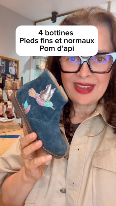 Aujourd’hui, je te présente quatre modèles coup de cœur de Pom d’Api, parfaits pour les pieds normaux et fins : une bottine décorée d’un petit...