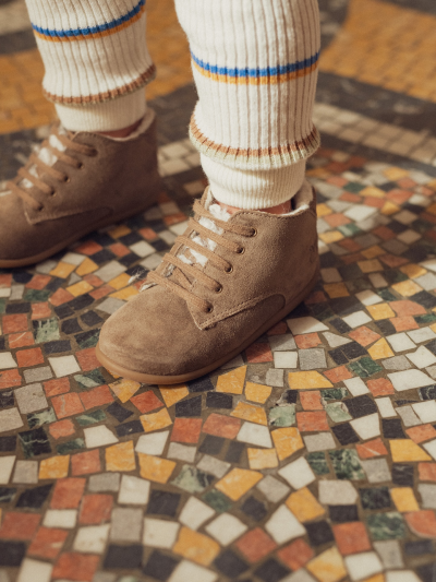 Les petits pieds bien au chaud, avec style 🍂\nVoici le Stand Up Derby Fur de Pom d’Api, un modèle parfait pour les premiers pas d’hiver...