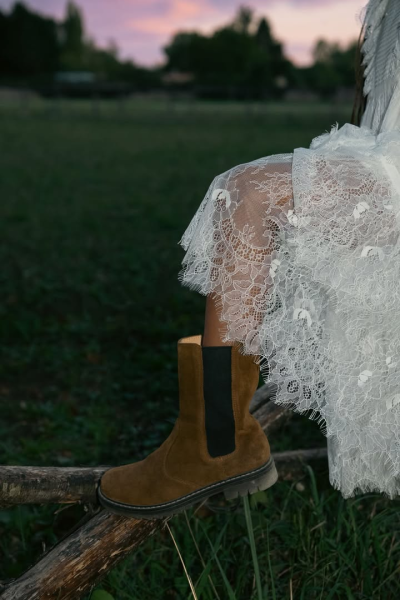 👩‍👧 Un joli duo bohème : Lucie et Téa en robes blanches légères, liées par un détail complice… leurs bottes taupe.\nCelles de la petite viennent de...