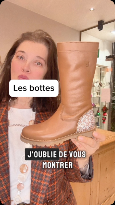 Alors les mamans, rappelez-vous, est-ce que vous aussi vous adoriez les bottes dans votre enfance ? \n\nCes 4 jolis modèles sont de Beberlis...